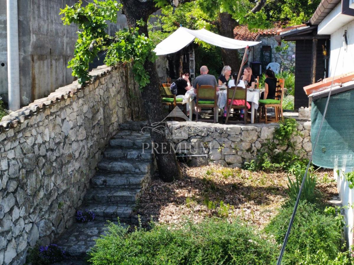 CASA UNIFAMILIARE CON AMPIO GIARDINO IN POSIZIONE TRANQUILLA