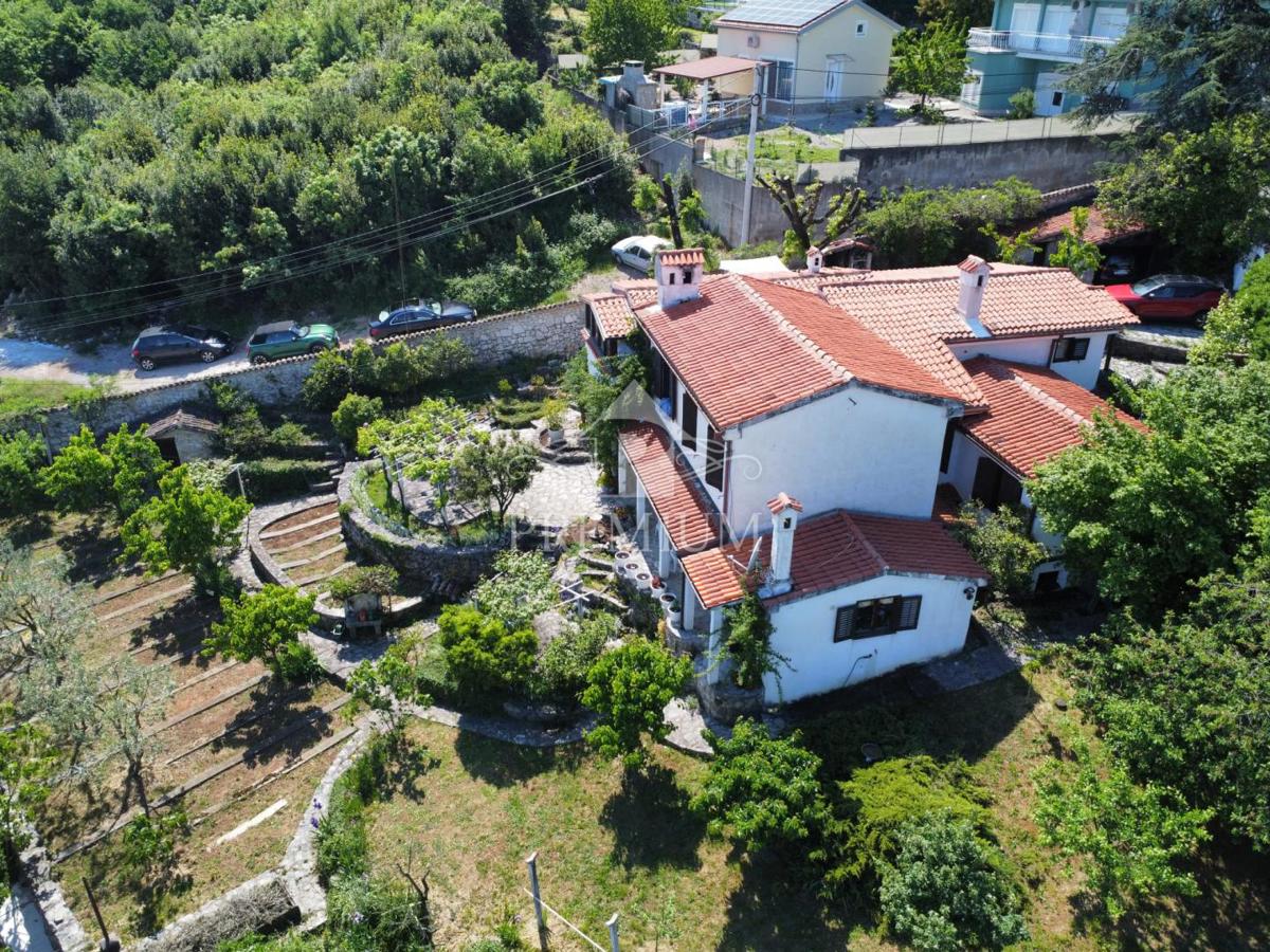CASA UNIFAMILIARE CON AMPIO GIARDINO IN POSIZIONE TRANQUILLA