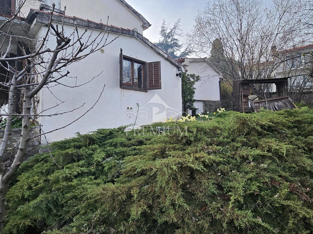CASA UNIFAMILIARE CON AMPIO GIARDINO IN POSIZIONE TRANQUILLA