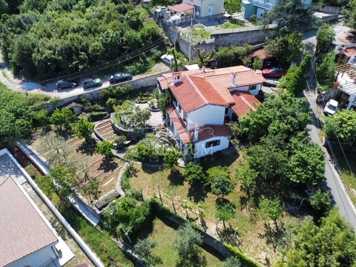 CASA UNIFAMILIARE CON AMPIO GIARDINO IN POSIZIONE TRANQUILLA