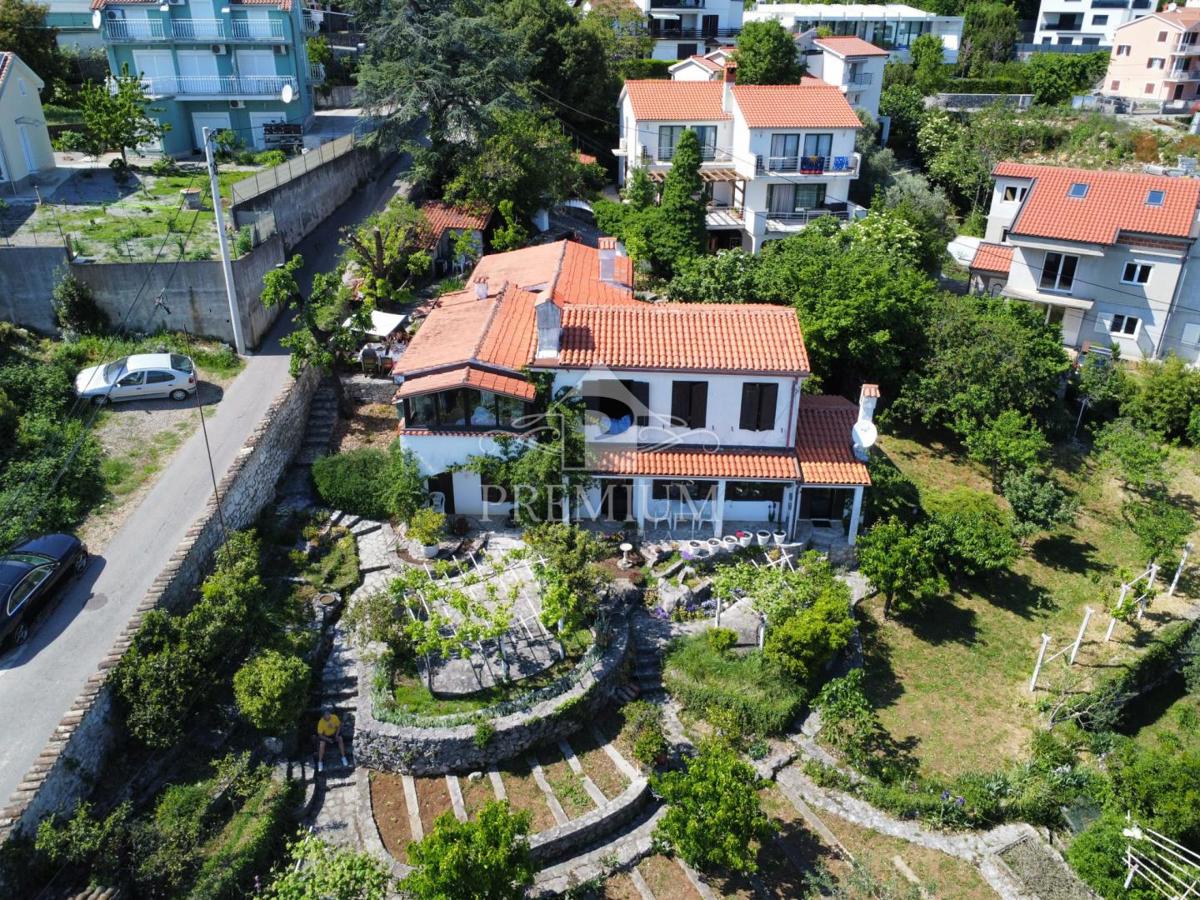CASA UNIFAMILIARE CON AMPIO GIARDINO IN POSIZIONE TRANQUILLA