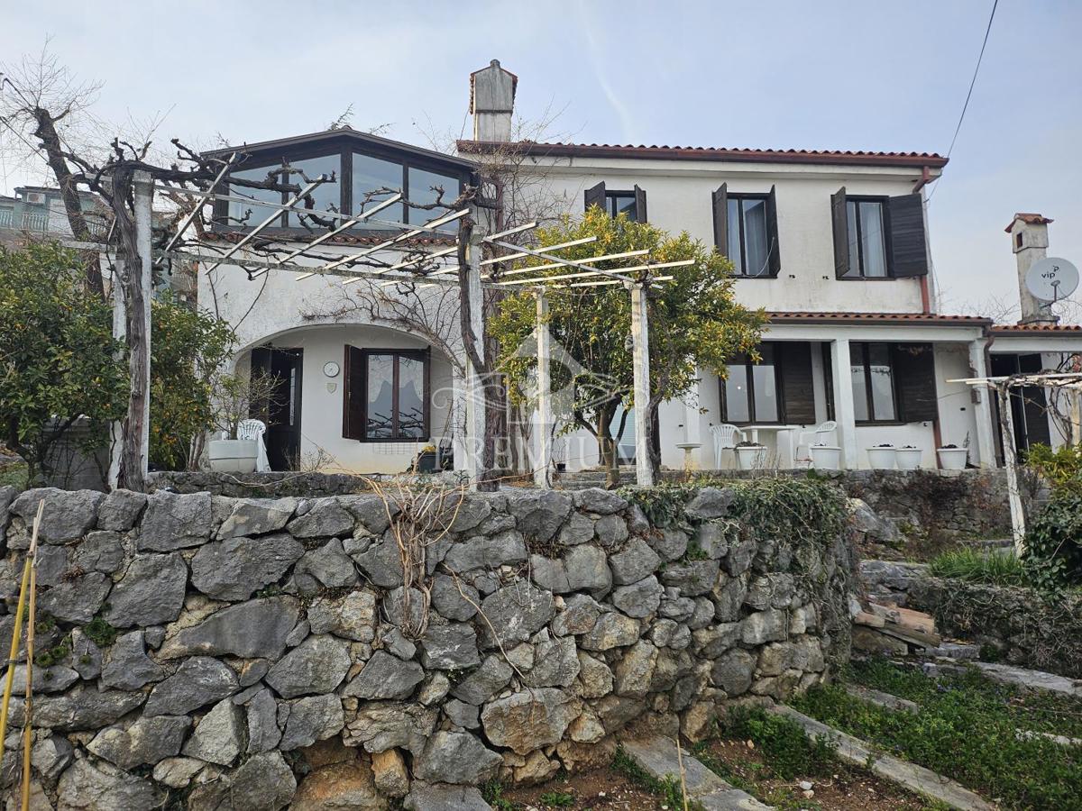 CASA UNIFAMILIARE CON AMPIO GIARDINO IN POSIZIONE TRANQUILLA