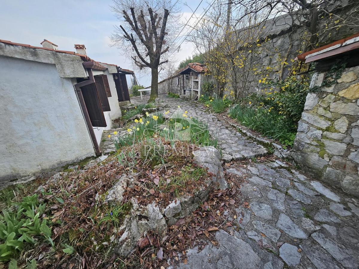 CASA UNIFAMILIARE CON AMPIO GIARDINO IN POSIZIONE TRANQUILLA
