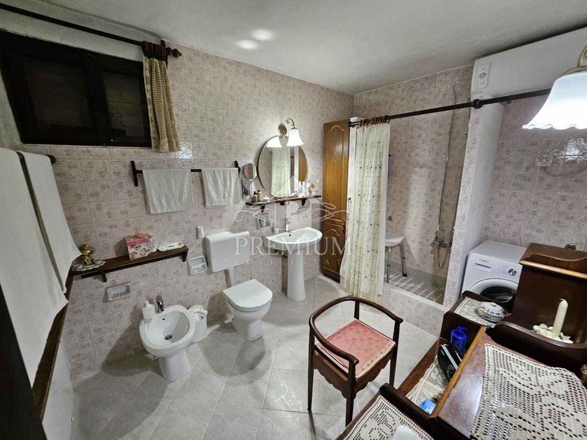 CASA UNIFAMILIARE CON AMPIO GIARDINO IN POSIZIONE TRANQUILLA