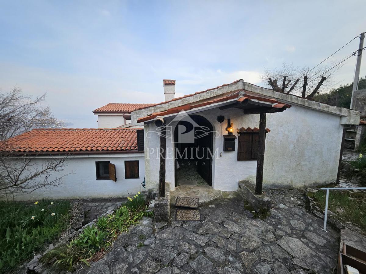 CASA UNIFAMILIARE CON AMPIO GIARDINO IN POSIZIONE TRANQUILLA