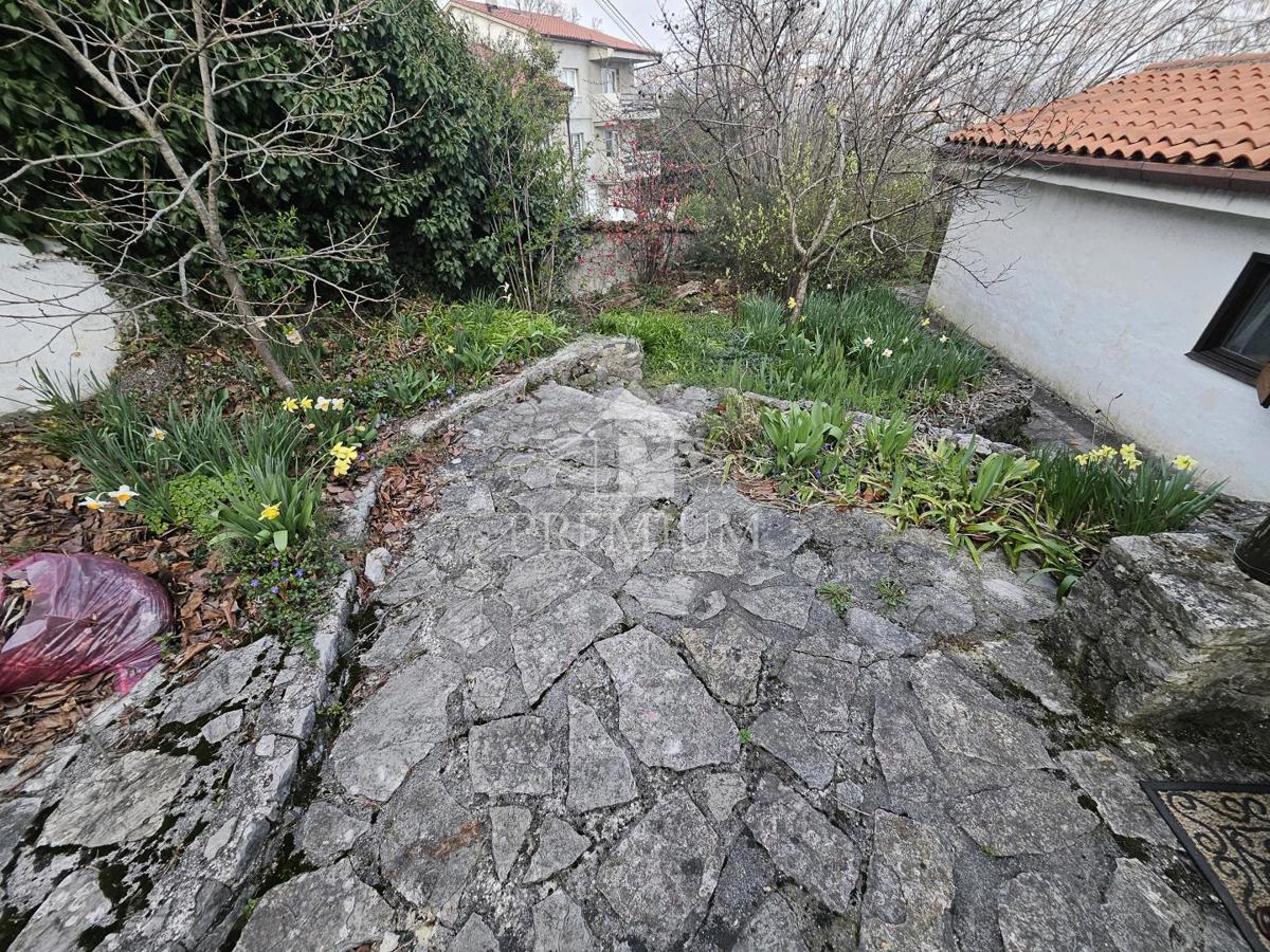 CASA UNIFAMILIARE CON AMPIO GIARDINO IN POSIZIONE TRANQUILLA