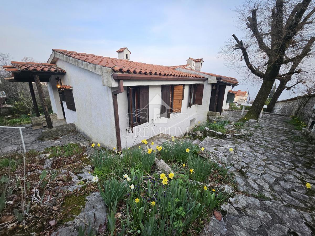 CASA UNIFAMILIARE CON AMPIO GIARDINO IN POSIZIONE TRANQUILLA