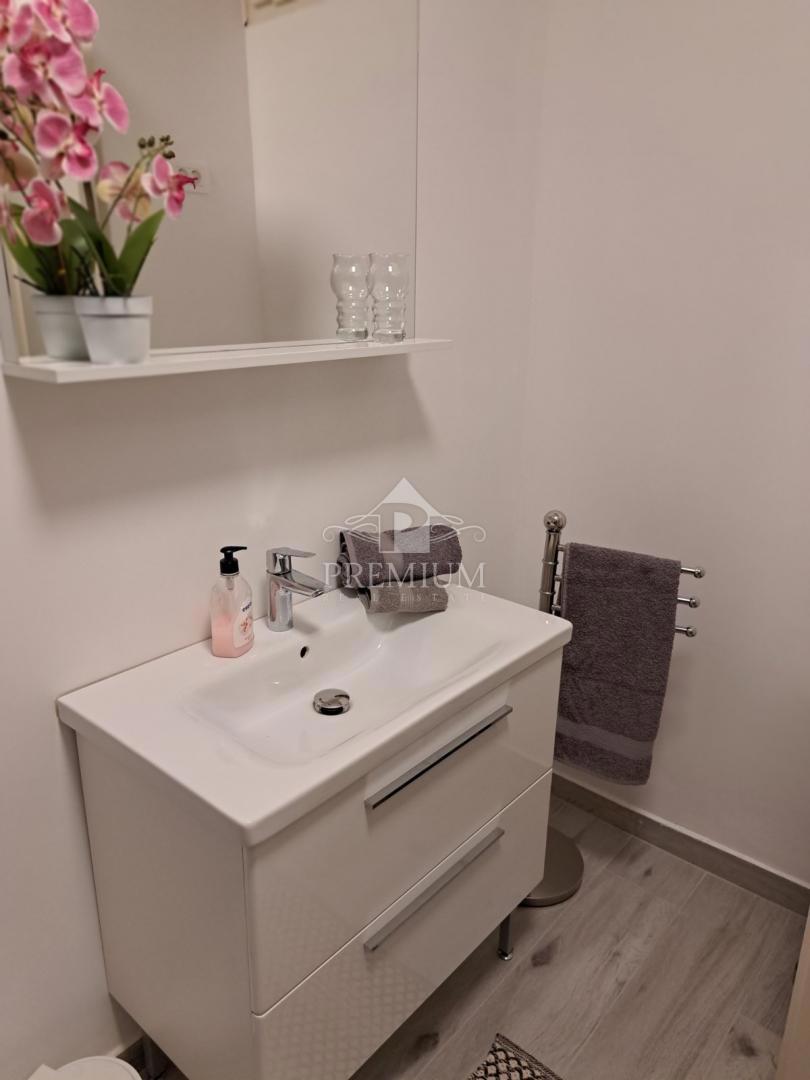 APPARTAMENTO CON DUE CAMERE DA LETTO, GIARDINO E PARCHEGGIO