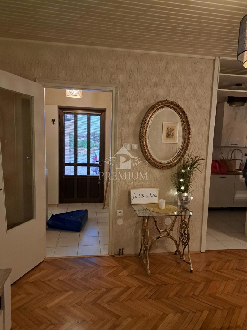 APPARTAMENTO CON DUE CAMERE DA LETTO, GIARDINO E PARCHEGGIO