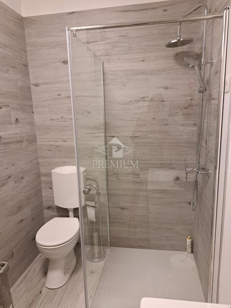 APPARTAMENTO CON DUE CAMERE DA LETTO, GIARDINO E PARCHEGGIO