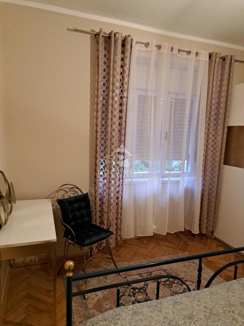 APPARTAMENTO CON DUE CAMERE DA LETTO, GIARDINO E PARCHEGGIO