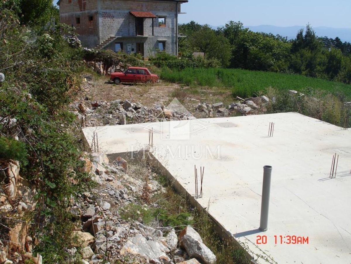 TERRENO CON COSTRUZIONE INIZIO E UTENZE PAGATE, VISTA APERTA