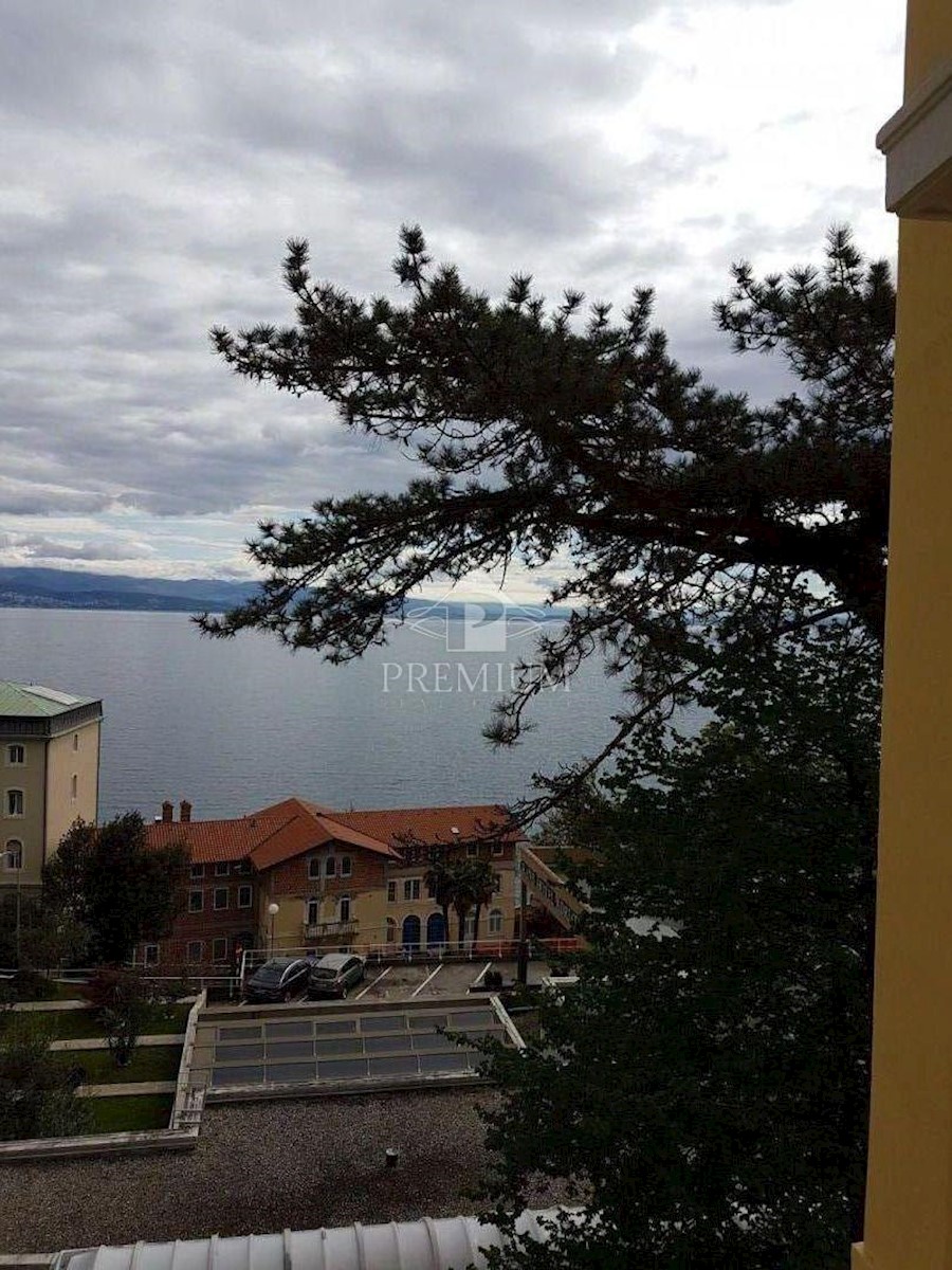 APPARTAMENTO RISTRUTTURATO IN VECCHIA VILLA VICINO AL CENTRO E AL MARE, GARAGE, VISTA