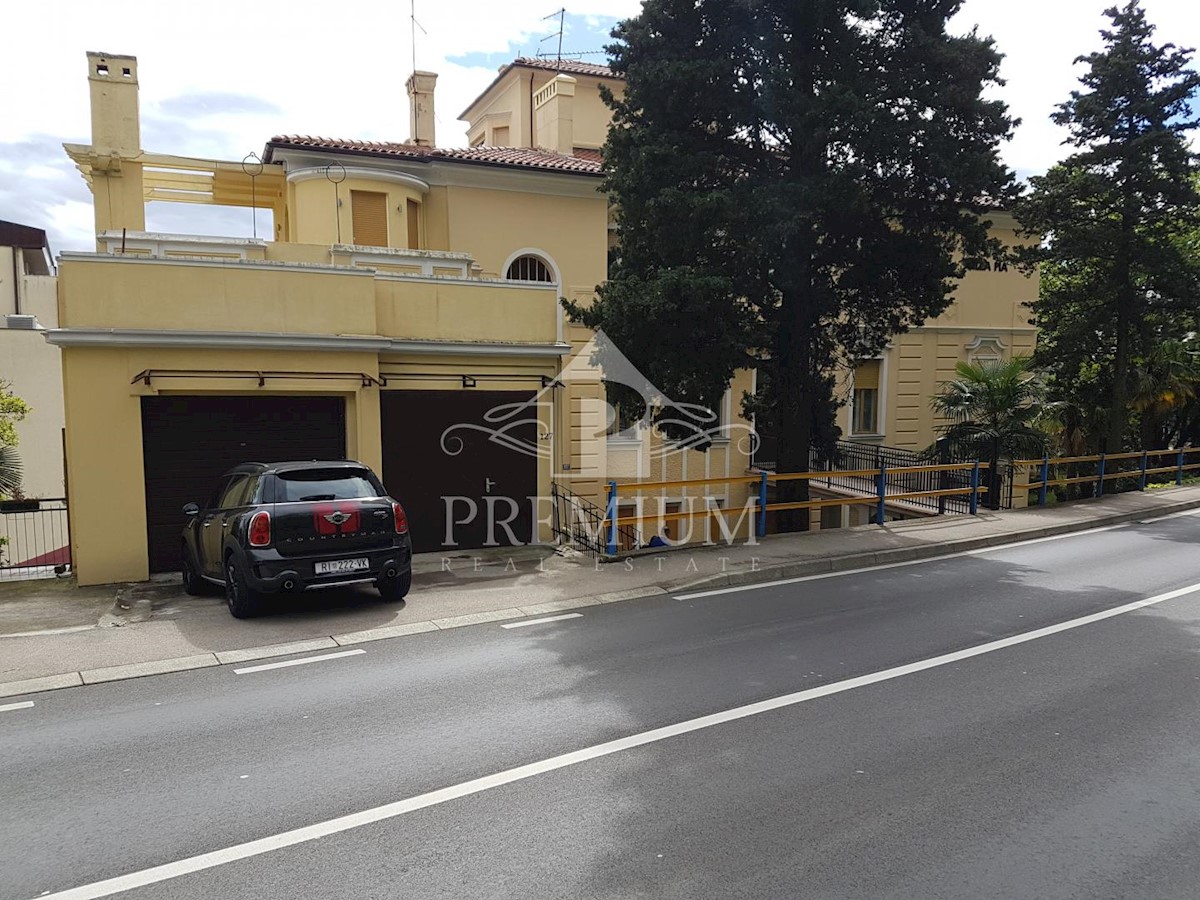 APPARTAMENTO RISTRUTTURATO IN VECCHIA VILLA VICINO AL CENTRO E AL MARE, GARAGE, VISTA