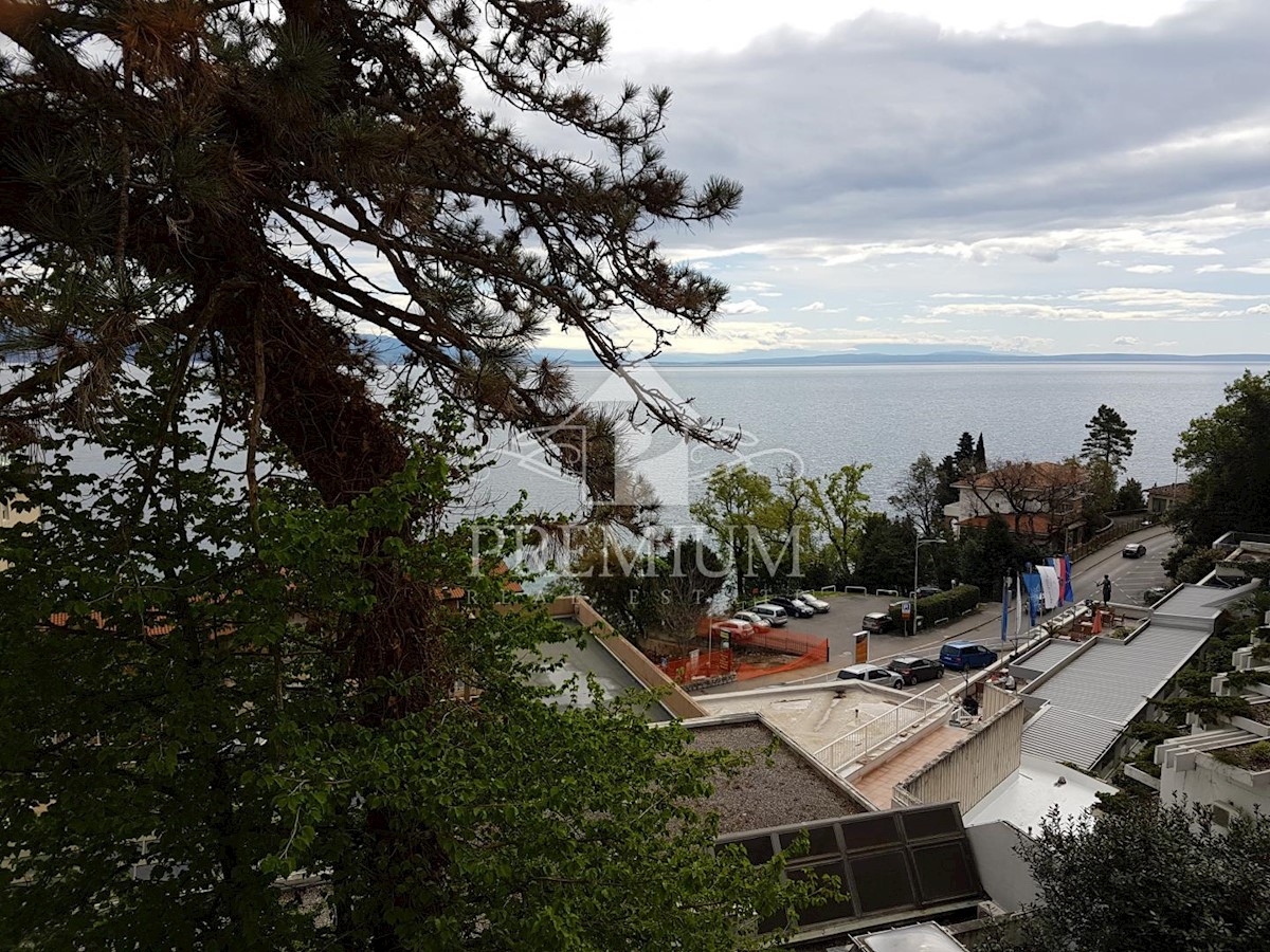 APPARTAMENTO RISTRUTTURATO IN VECCHIA VILLA VICINO AL CENTRO E AL MARE, GARAGE, VISTA