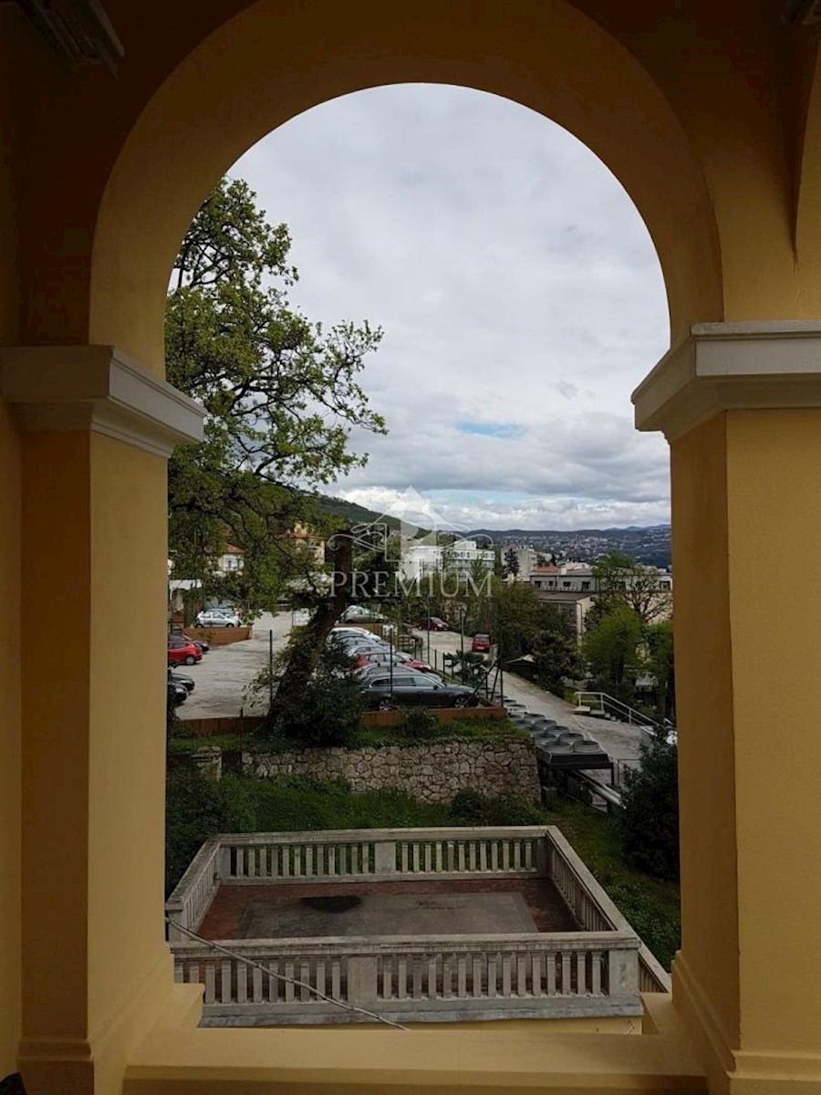 APPARTAMENTO RISTRUTTURATO IN VECCHIA VILLA VICINO AL CENTRO E AL MARE, GARAGE, VISTA