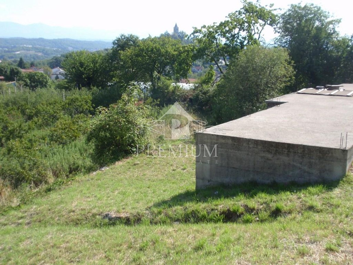 COSTRUZIONE INIZIATA IN UNA BUONA POSIZIONE, VISTA