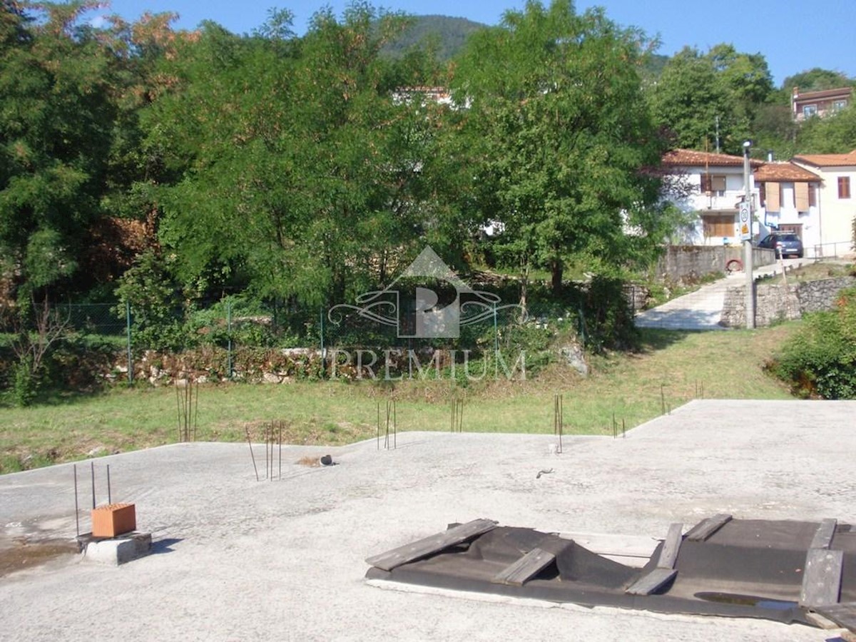 COSTRUZIONE INIZIATA IN UNA BUONA POSIZIONE, VISTA