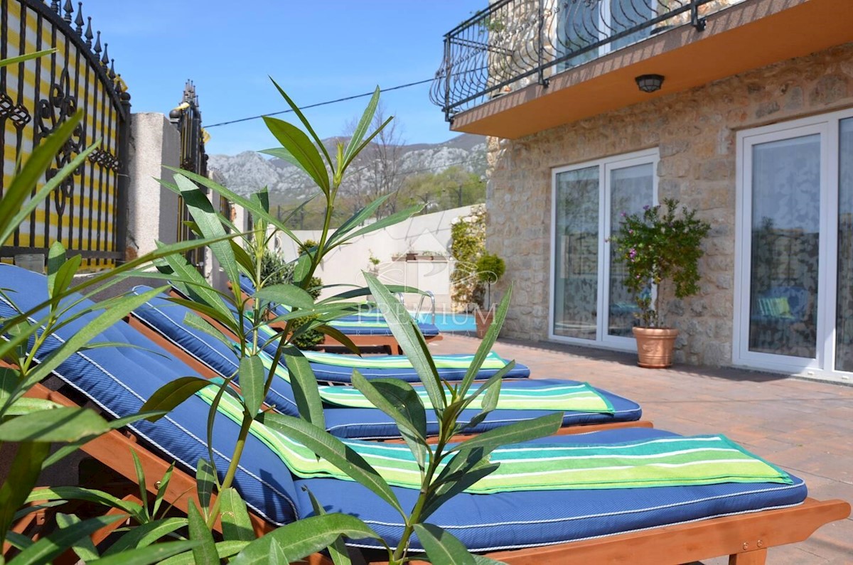 VECCHIA CASA RISTRUTTURATA CON PISCINA, ENTROTERRA DI CRIKVENICA