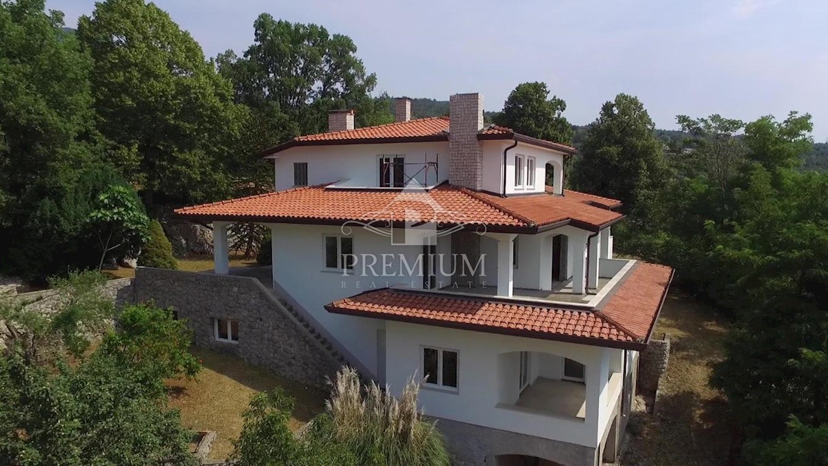 BELLA VILLA CON AMPIO GIARDINO, VISTA, GARAGE