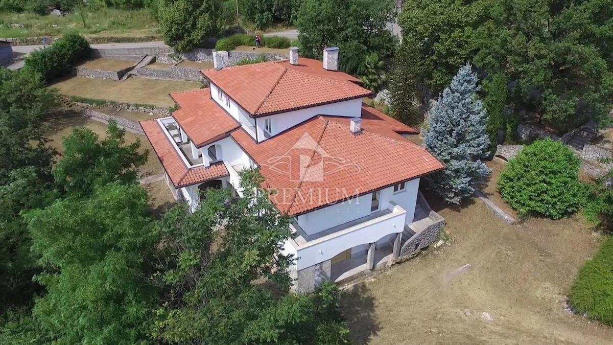 BELLA VILLA CON AMPIO GIARDINO, VISTA, GARAGE