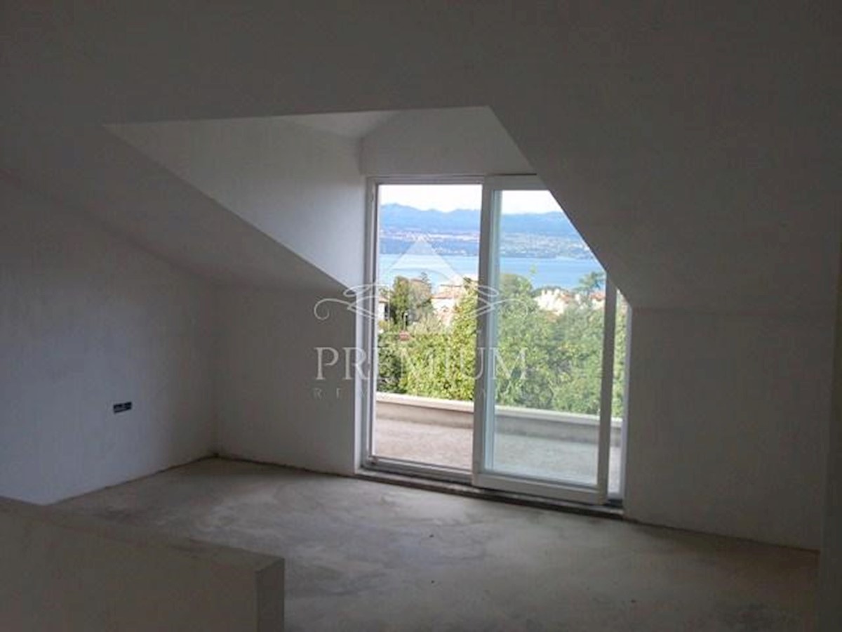 APPARTAMENTO DUPLEX IN POSIZIONE TRANQUILLA, 2 BALCONI, VISTA