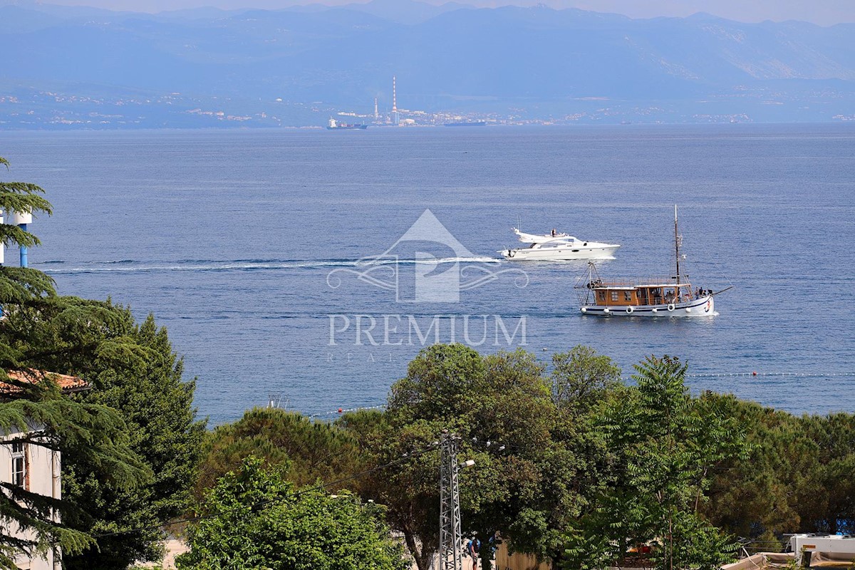 LUSSUOSO APPARTAMENTO CON PISCINA E GARAGE, VICINO AL MARE, BELLA VISTA