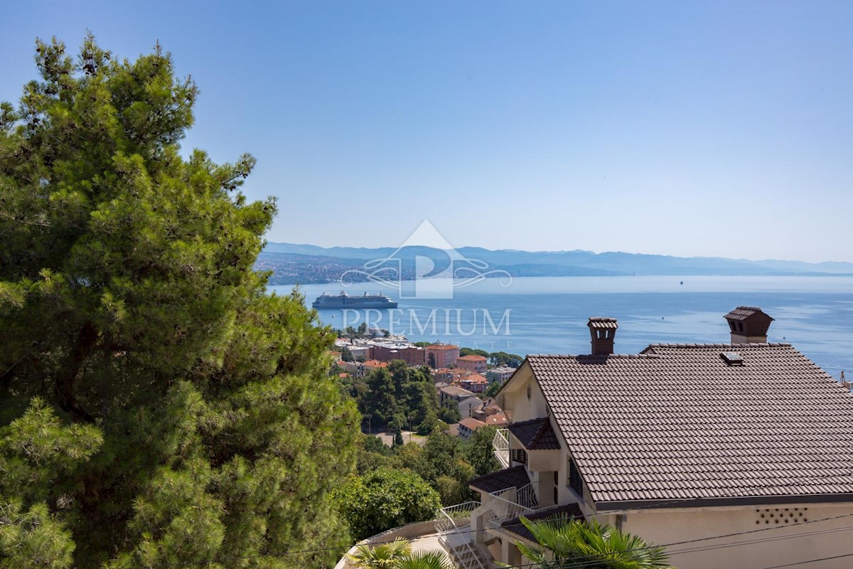 LUSSO APPARTAMENTO CON BELLISSIMA VISTA, PISCINA, LIFT, GARAGE