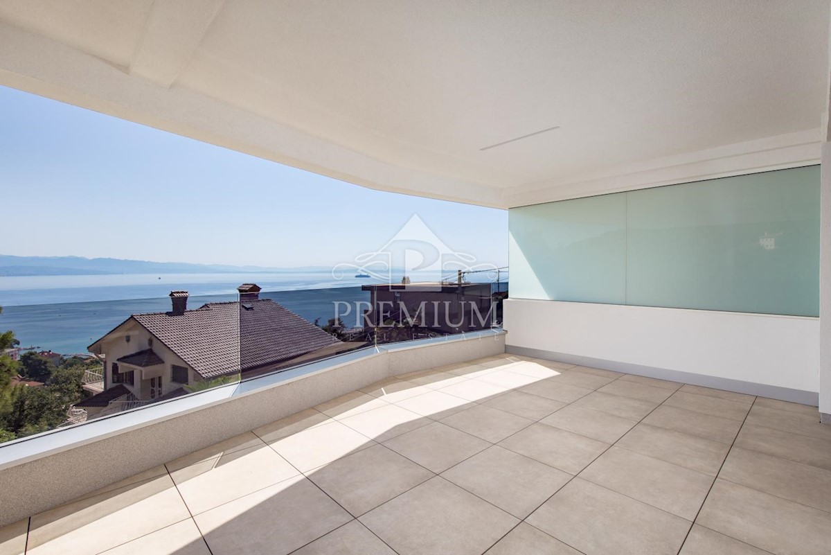 LUSSO APPARTAMENTO CON BELLISSIMA VISTA, PISCINA, LIFT, GARAGE