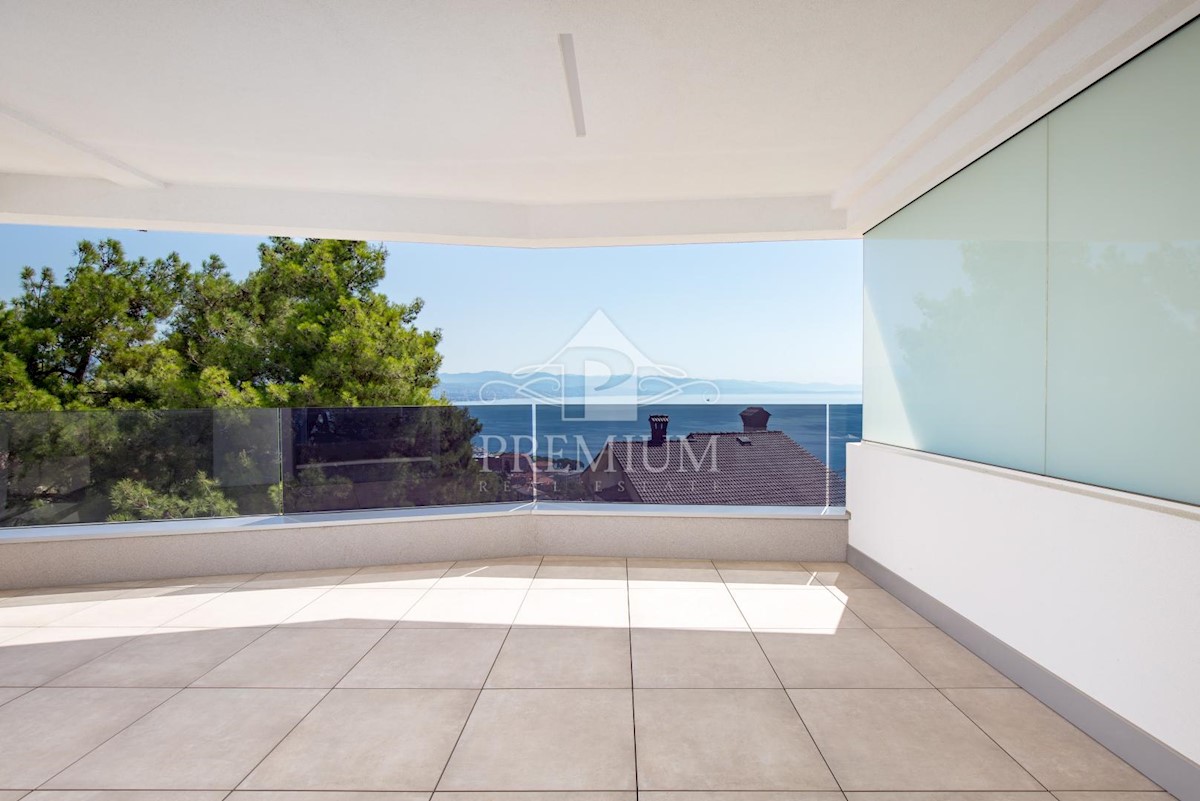 LUSSO APPARTAMENTO CON BELLISSIMA VISTA, PISCINA, LIFT, GARAGE