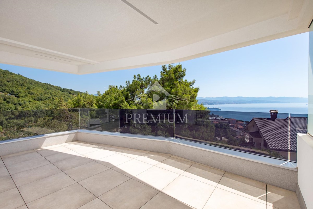 LUSSO APPARTAMENTO CON BELLISSIMA VISTA, PISCINA, LIFT, GARAGE