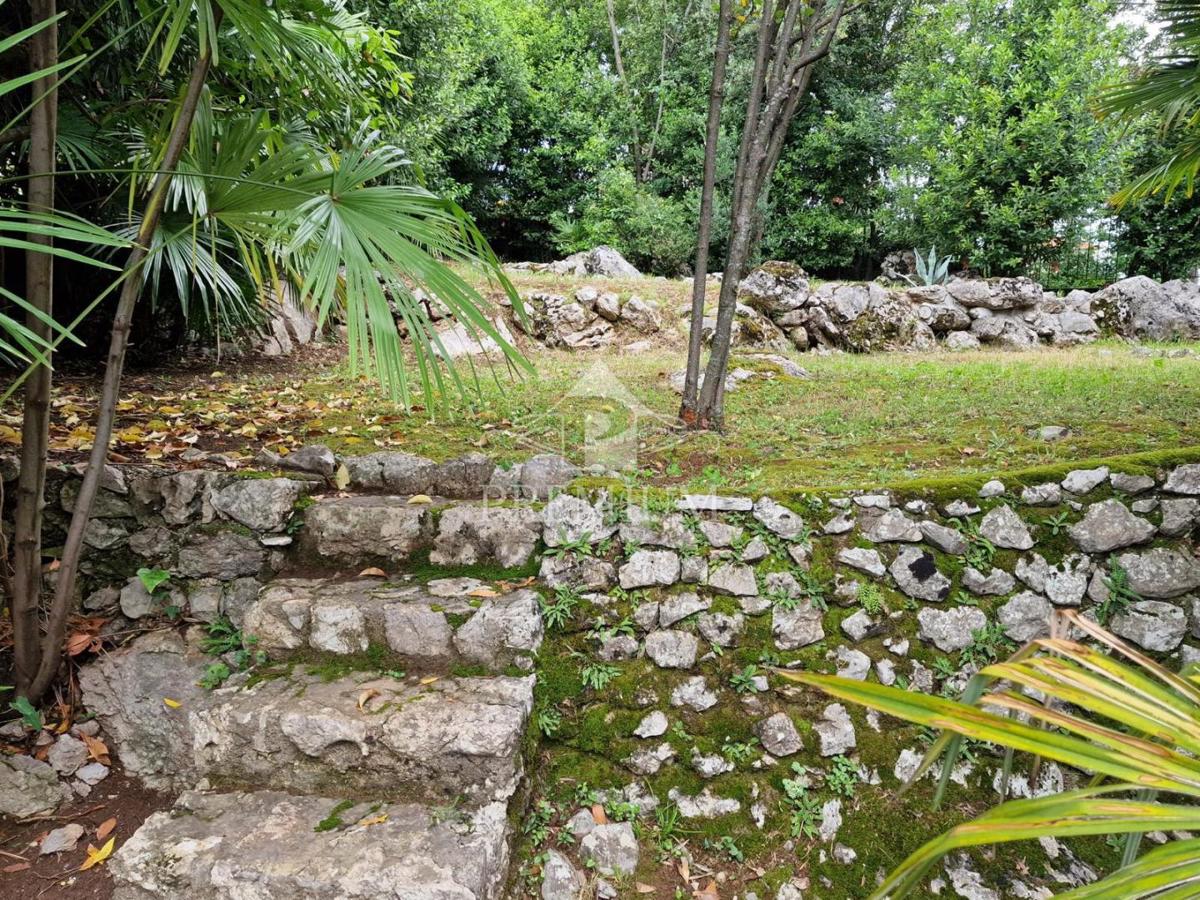 CASA IN POSIZIONE TRANQUILLA CON AMPIO GIARDINO