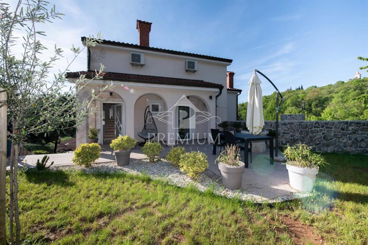 CASA MODERNAMENTE ARREDATA CON PISCINA E GIARDINO