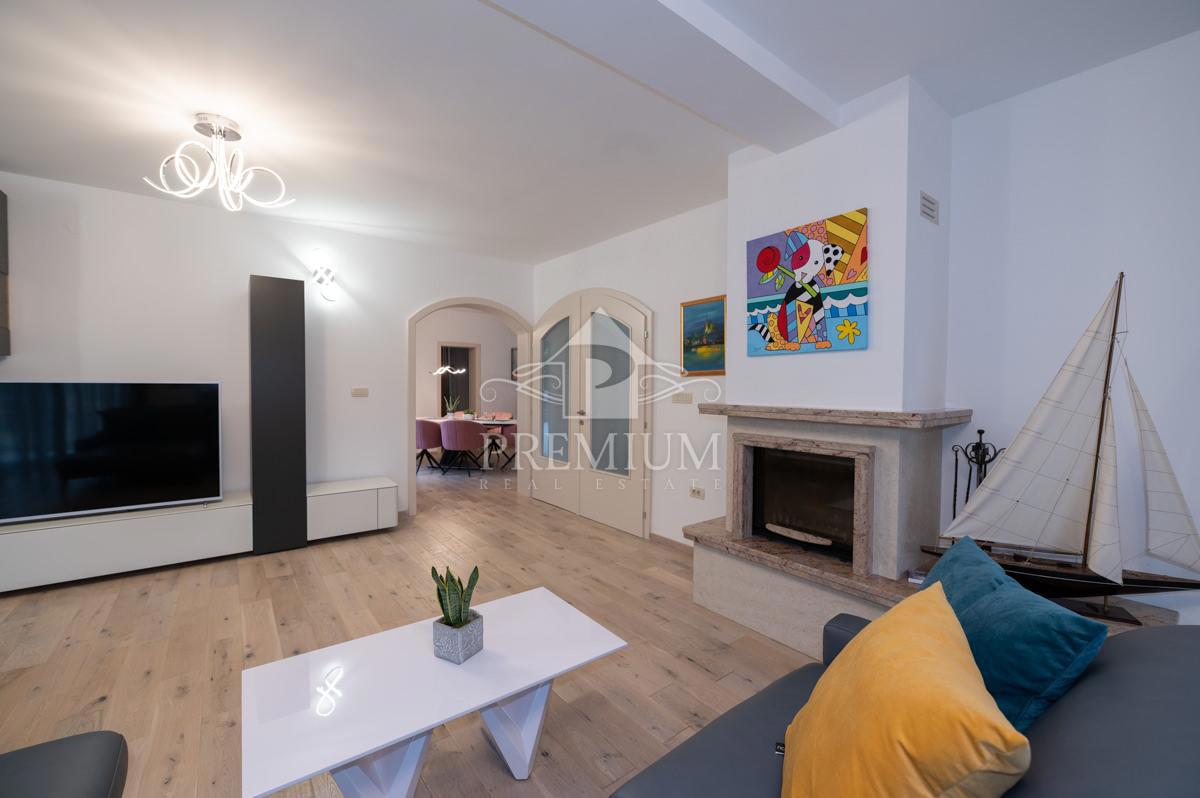 CASA MODERNAMENTE ARREDATA CON PISCINA E GIARDINO