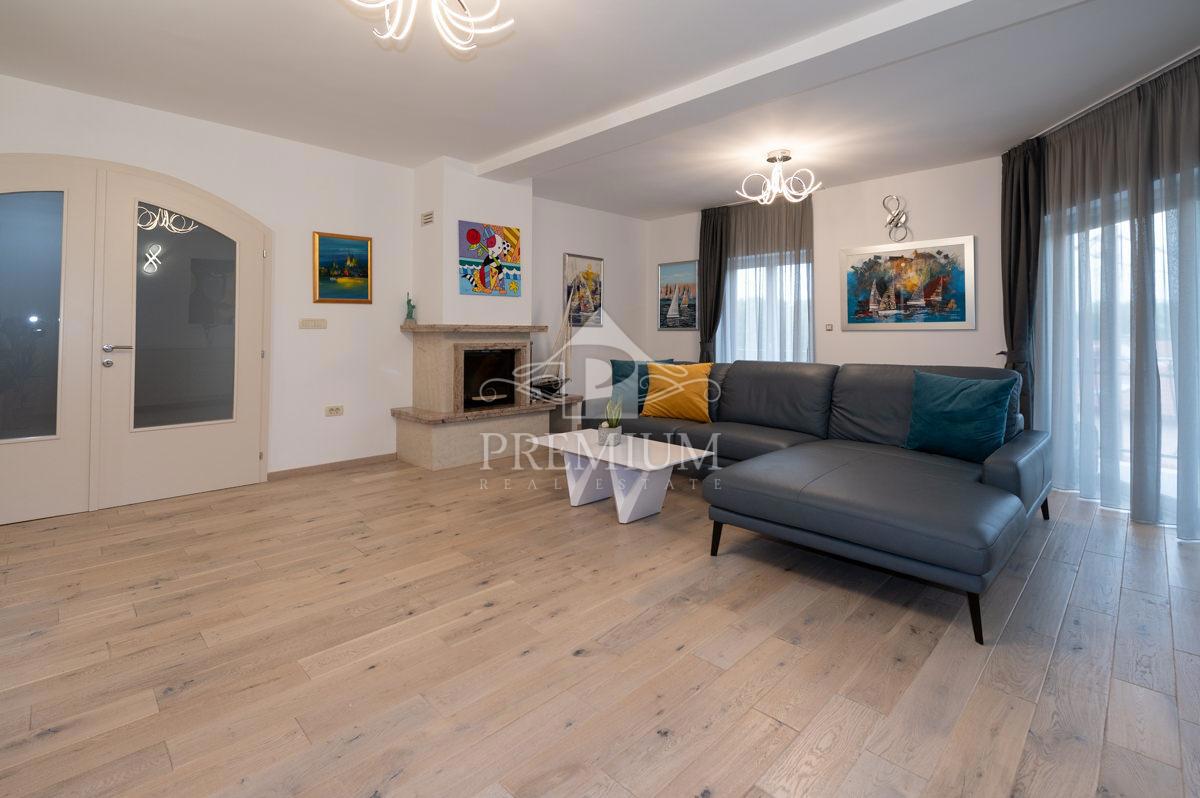 CASA MODERNAMENTE ARREDATA CON PISCINA E GIARDINO