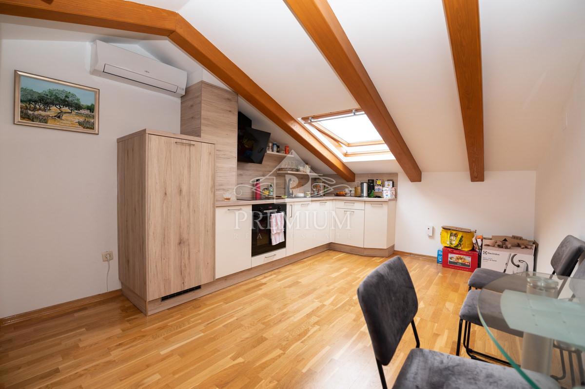 CASA MODERNAMENTE ARREDATA CON PISCINA E GIARDINO