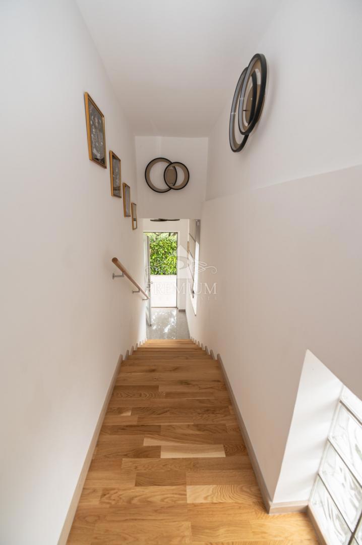 CASA MODERNAMENTE ARREDATA CON PISCINA E GIARDINO