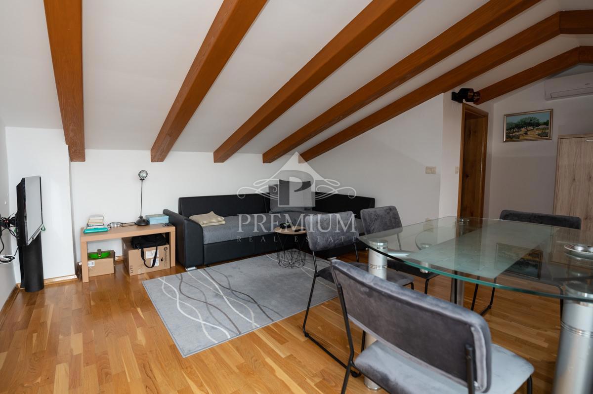 CASA MODERNAMENTE ARREDATA CON PISCINA E GIARDINO