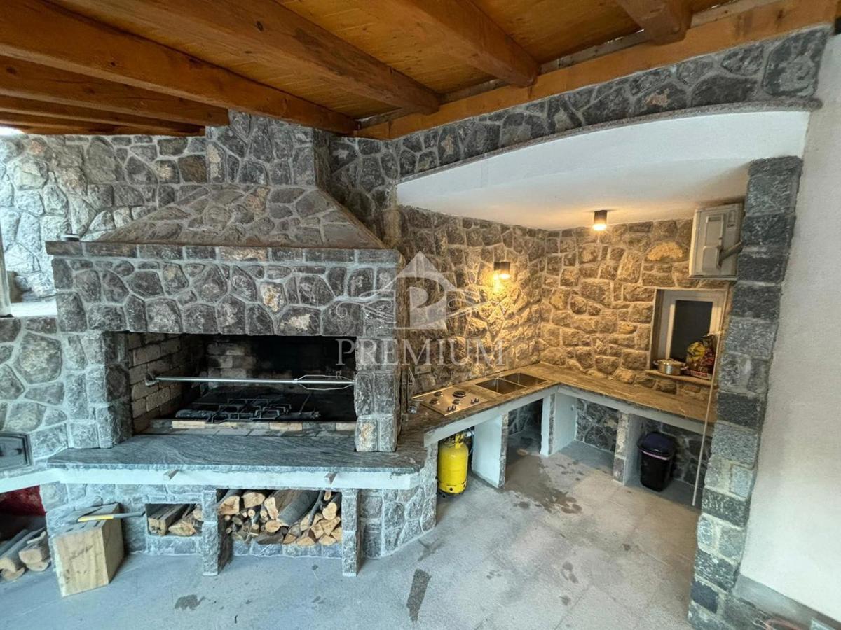 CASA MODERNAMENTE ARREDATA CON PISCINA E GIARDINO