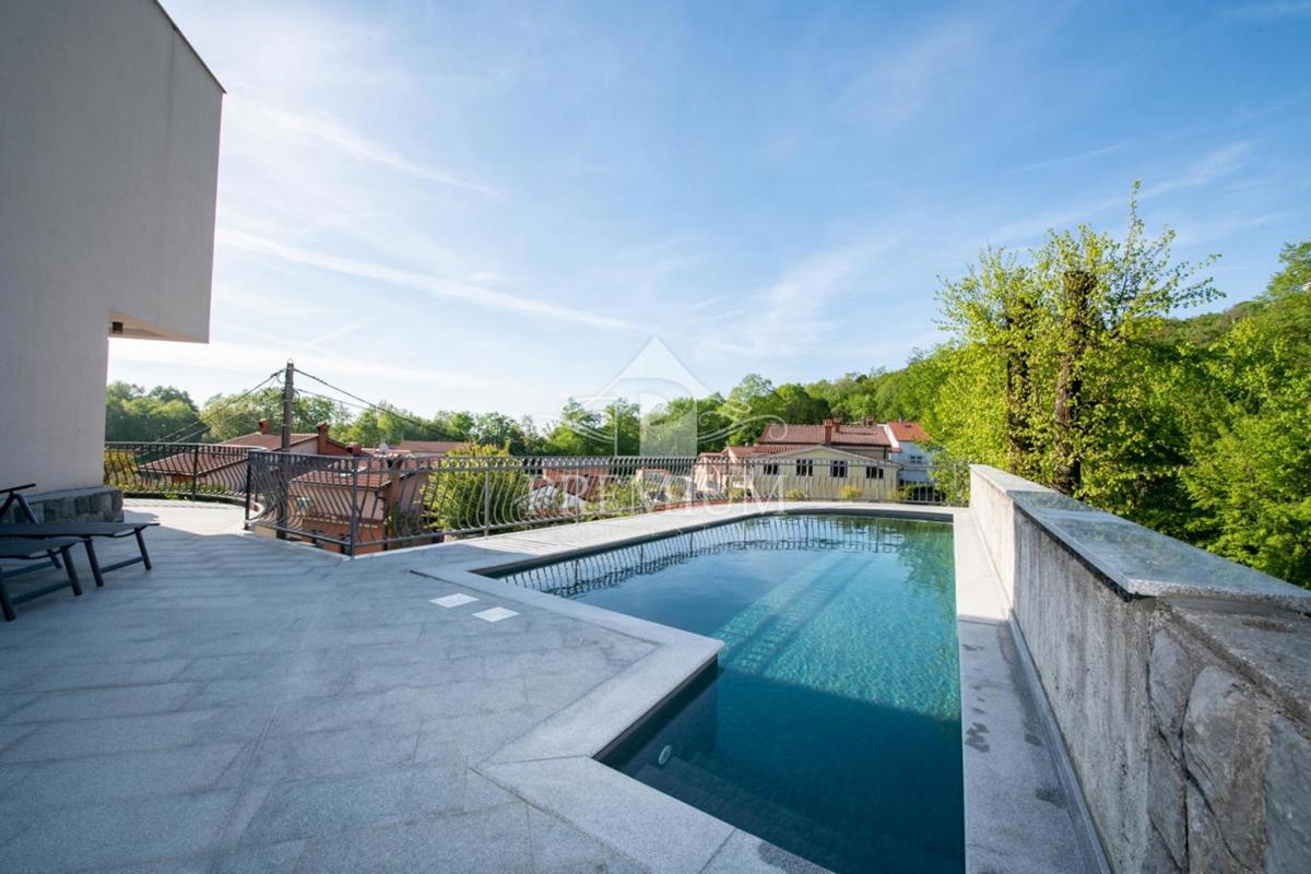 CASA MODERNAMENTE ARREDATA CON PISCINA E GIARDINO