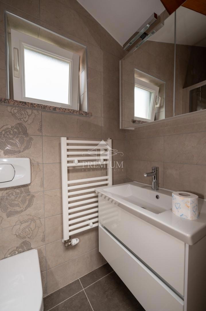 CASA MODERNAMENTE ARREDATA CON PISCINA E GIARDINO