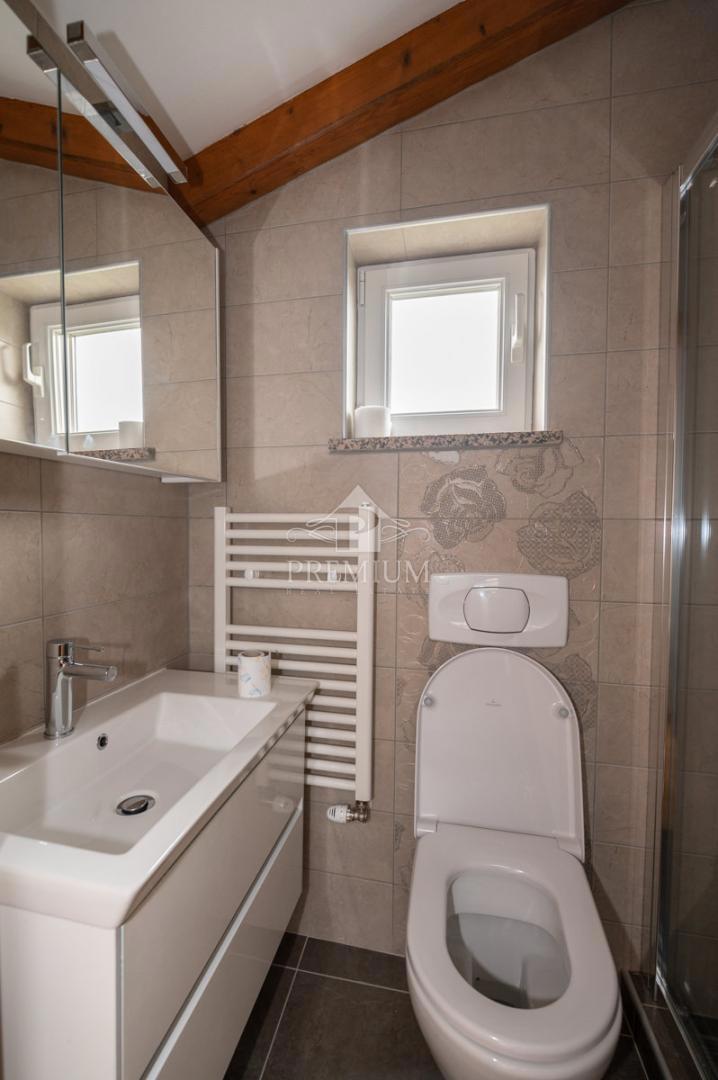 CASA MODERNAMENTE ARREDATA CON PISCINA E GIARDINO