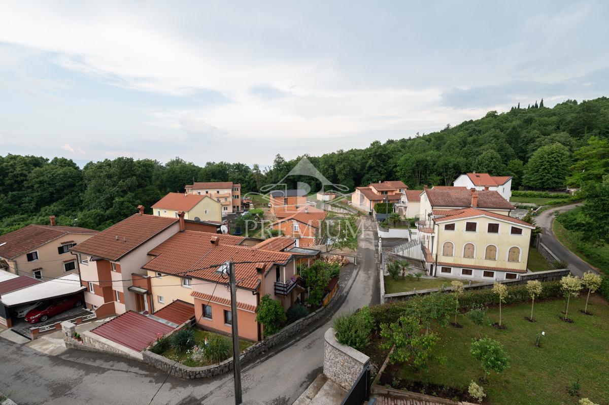CASA MODERNAMENTE ARREDATA CON PISCINA E GIARDINO
