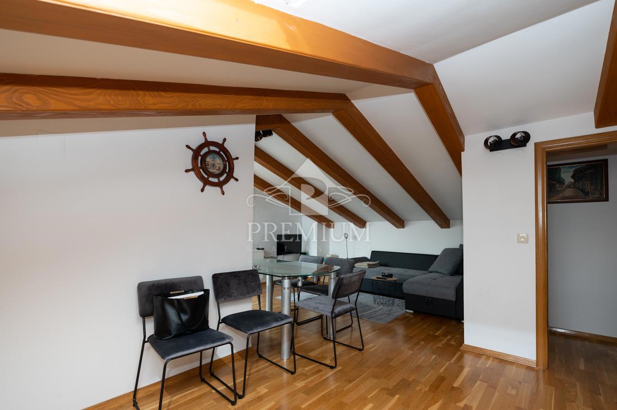 CASA MODERNAMENTE ARREDATA CON PISCINA E GIARDINO