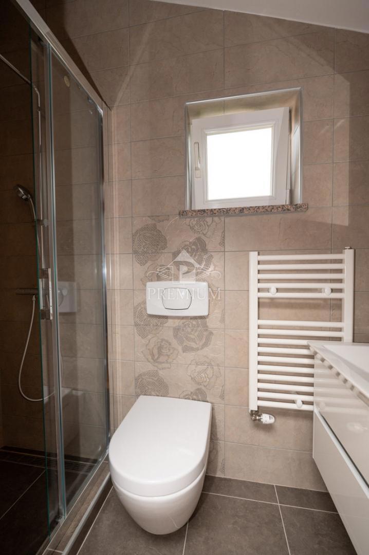 CASA MODERNAMENTE ARREDATA CON PISCINA E GIARDINO