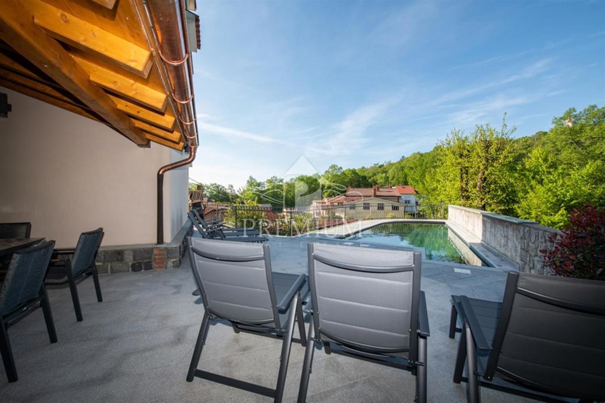 CASA MODERNAMENTE ARREDATA CON PISCINA E GIARDINO