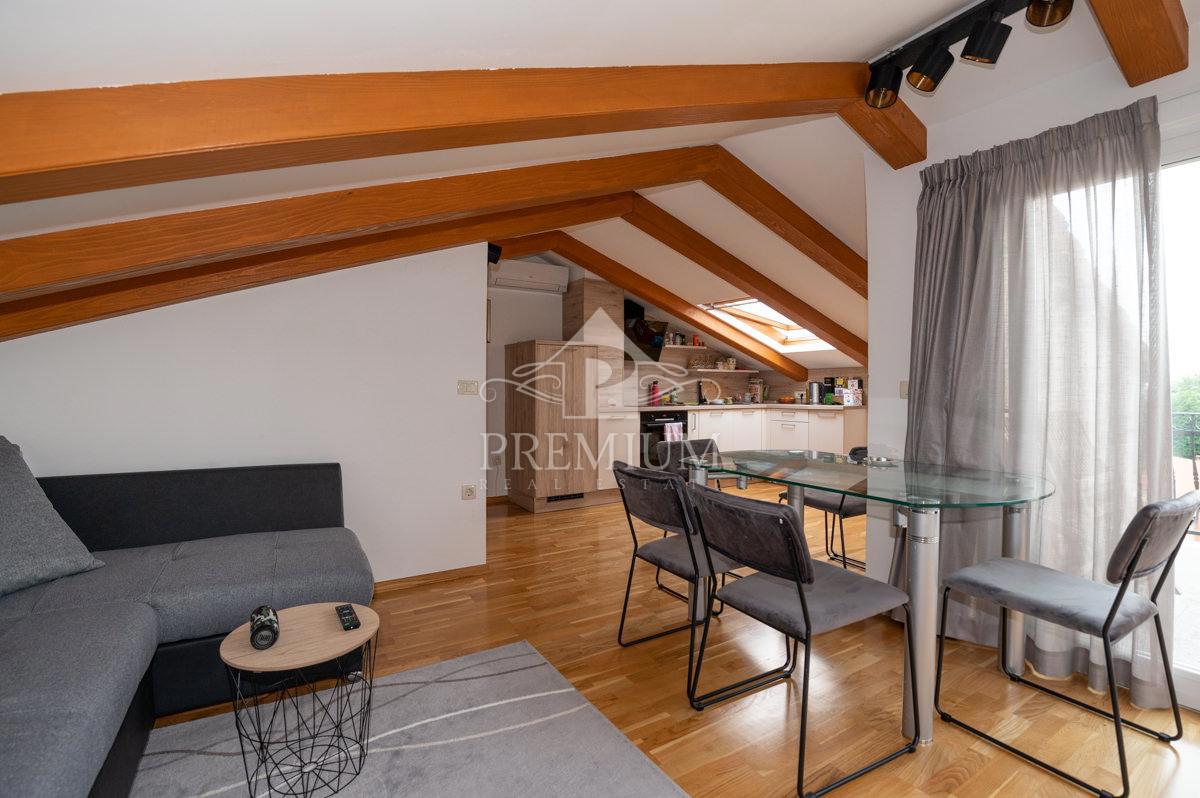 CASA MODERNAMENTE ARREDATA CON PISCINA E GIARDINO