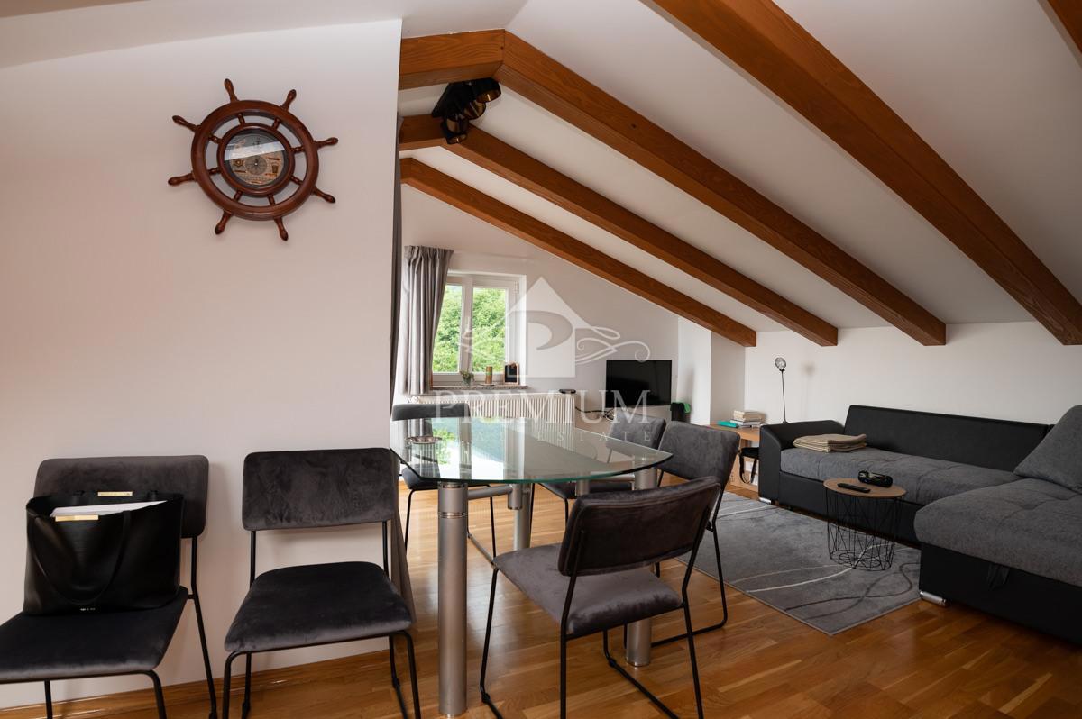 CASA MODERNAMENTE ARREDATA CON PISCINA E GIARDINO