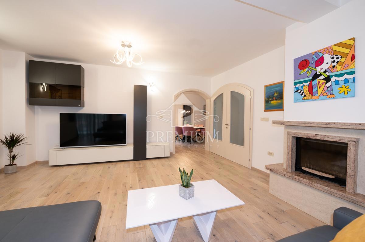 CASA MODERNAMENTE ARREDATA CON PISCINA E GIARDINO