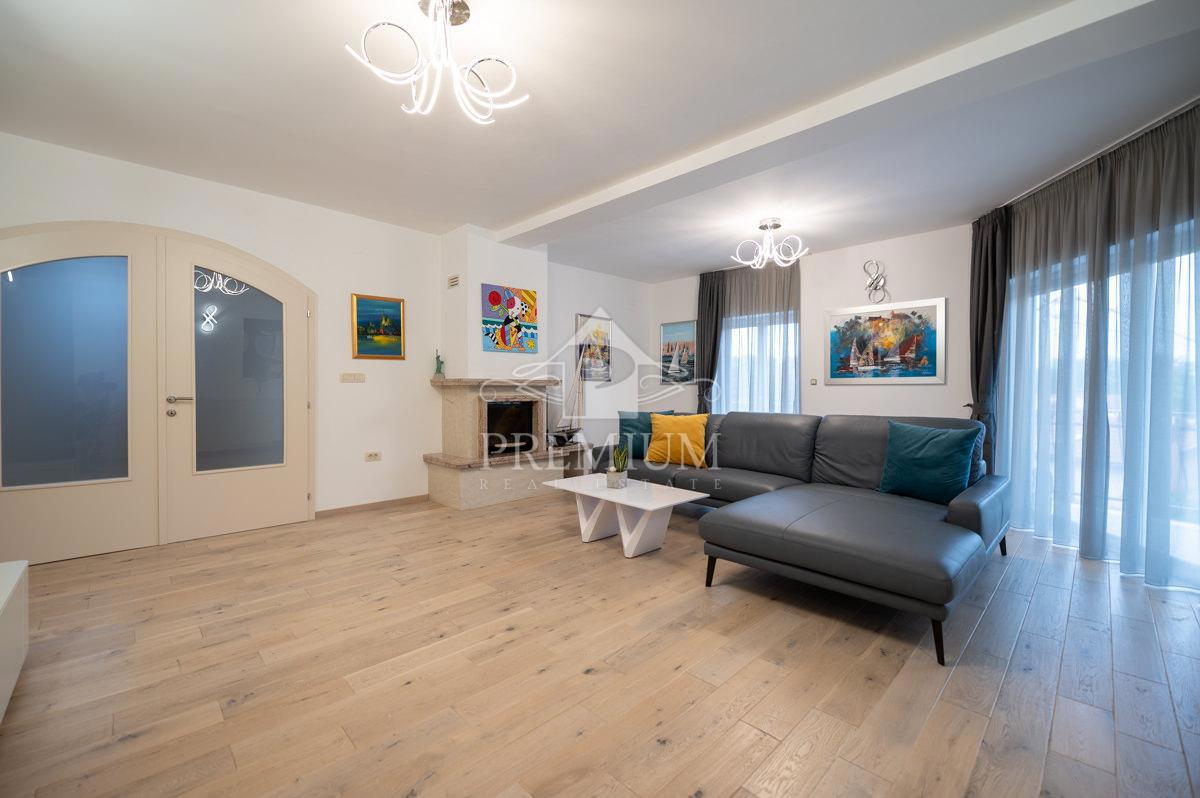 CASA MODERNAMENTE ARREDATA CON PISCINA E GIARDINO